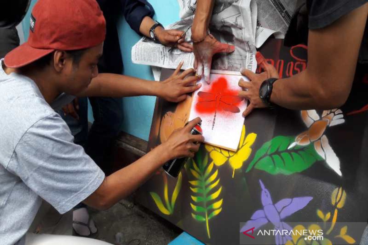 Komunitas Tuli Temanggung mengikuti pelatihan seni stensil