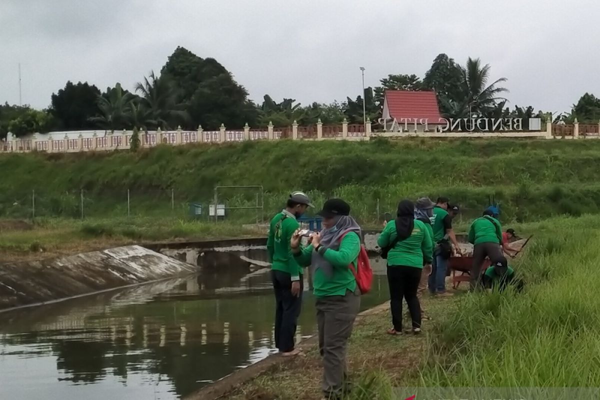 Perkumpulan Hijau Daun hijaukan Bendung Pitap