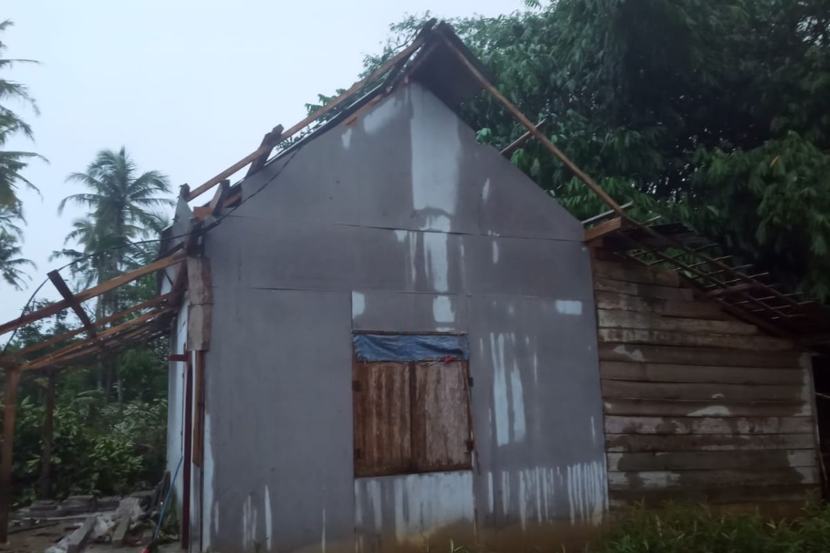 Angin puting beliung terjang puluhan rumah di Desa Sri Gading Lampung Timur