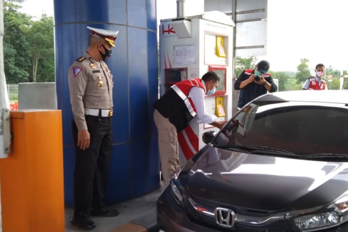 Korlantas dan HK ruas Bakter bagikan goody bag ke pengguna jalan