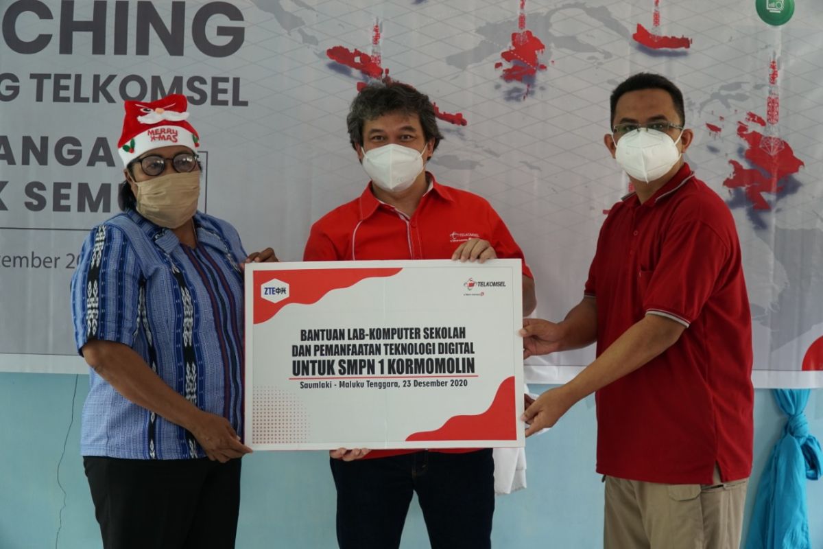 PT. Telkomsel dan ZTE  salurkan bantuan fasilitas pendidikan di KKT