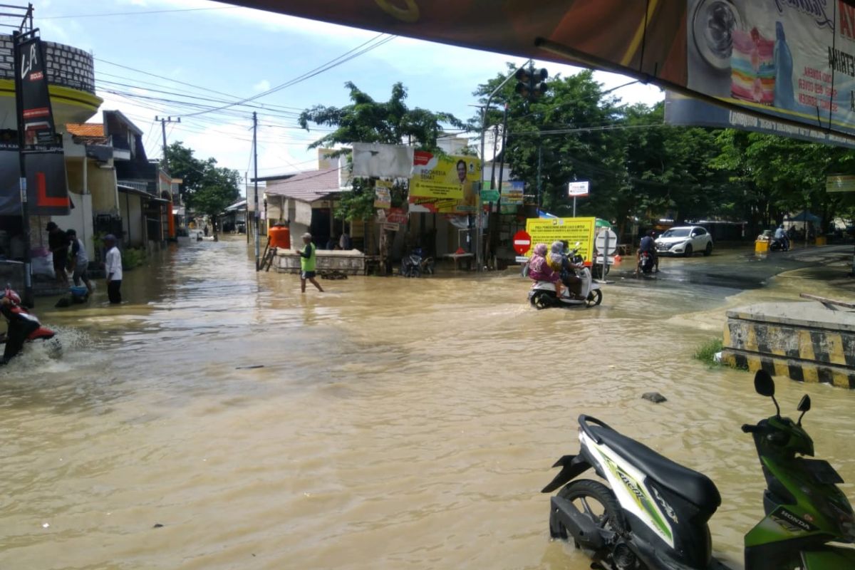 Floods submerge several hundred homes in two sub-districts in Gresik