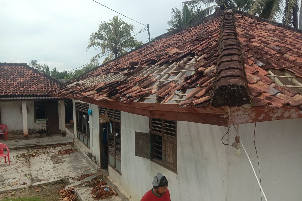 Puting Beliung di Desa Sri Gading Lampung Timur rusak puluhan rumah