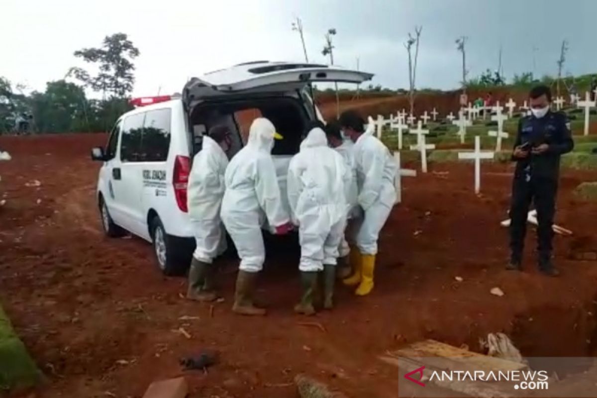 Ambulans sudah kewalahan, jenazah COVID-19 di Jakarta diangkut truk