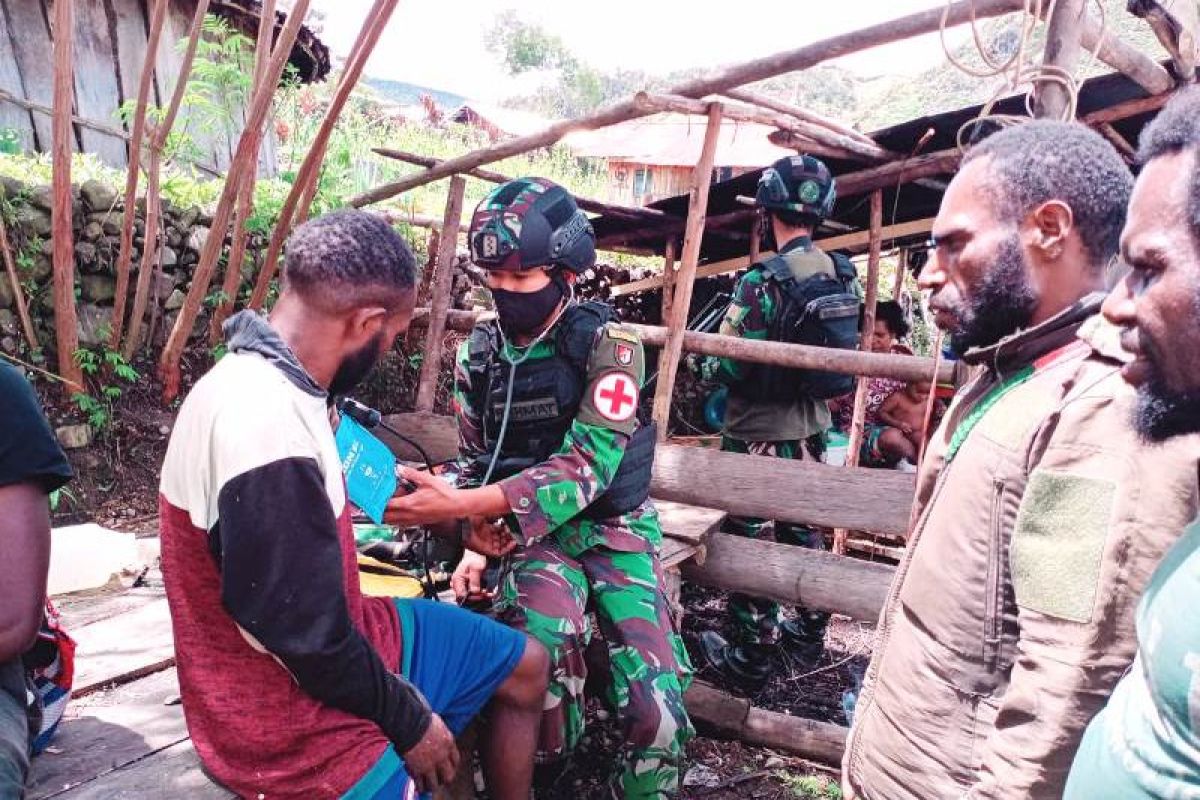 Satgas Yonif Raider 500/Sikatan beri pengobatan gratis warga Wuyuneri Papua