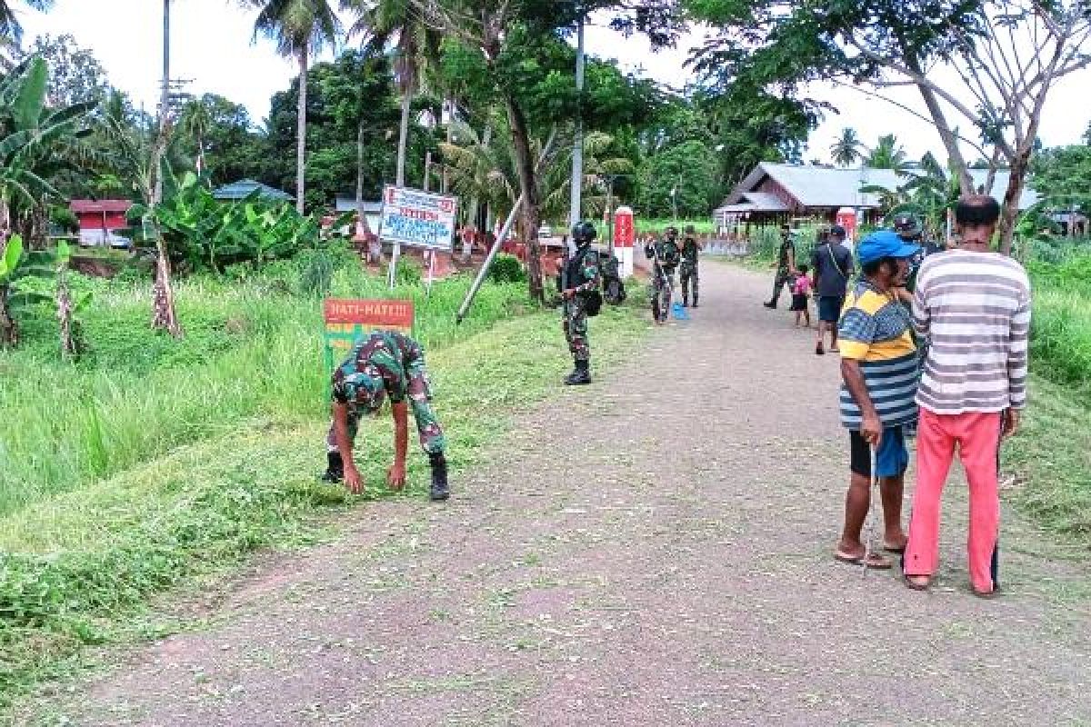 Satgas 125/Si'mbisa bersihkan jalan Kampung Toray di perbatasan RI-PNG