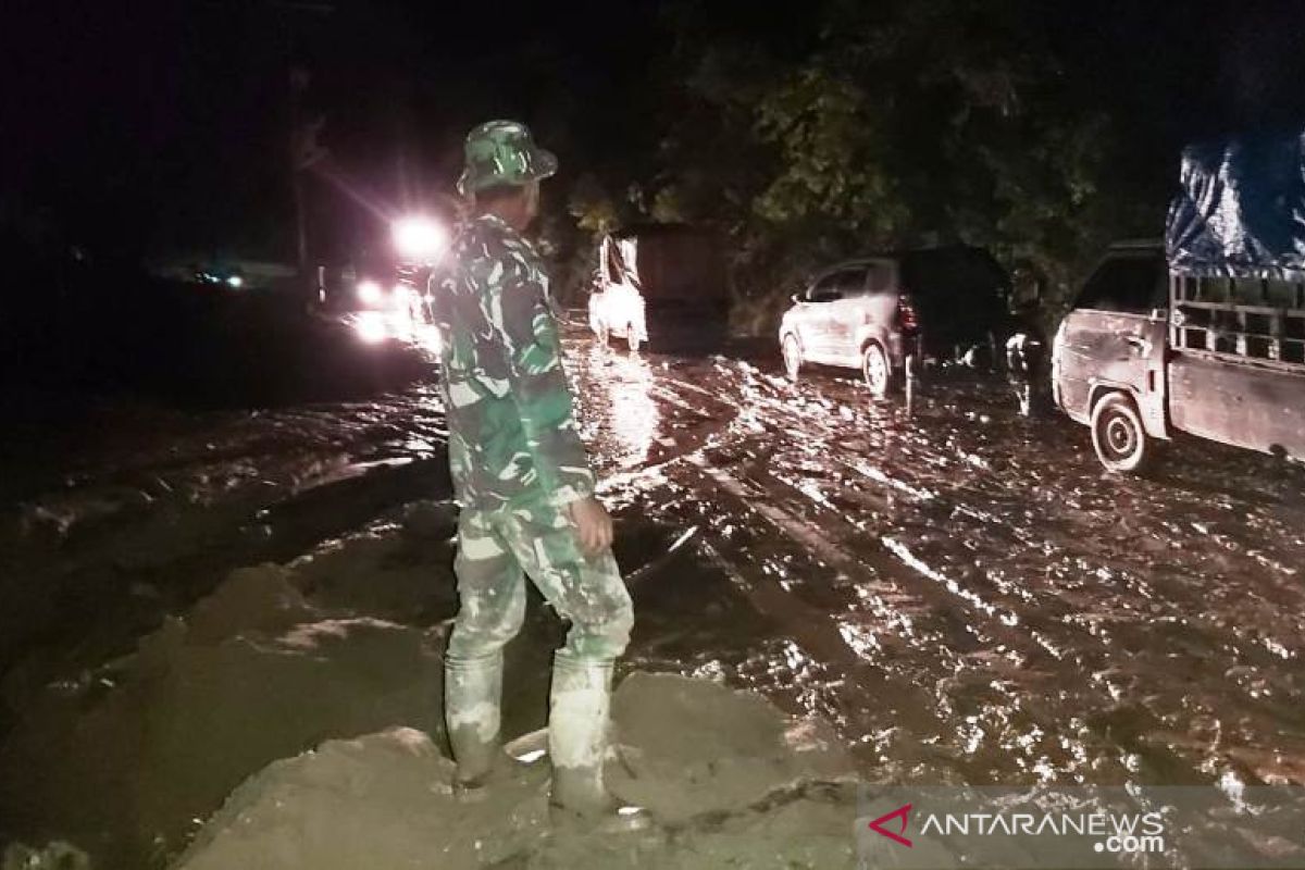 Longsor tebing gunung di Gayo Lues-Aceh  kubur jalan raya