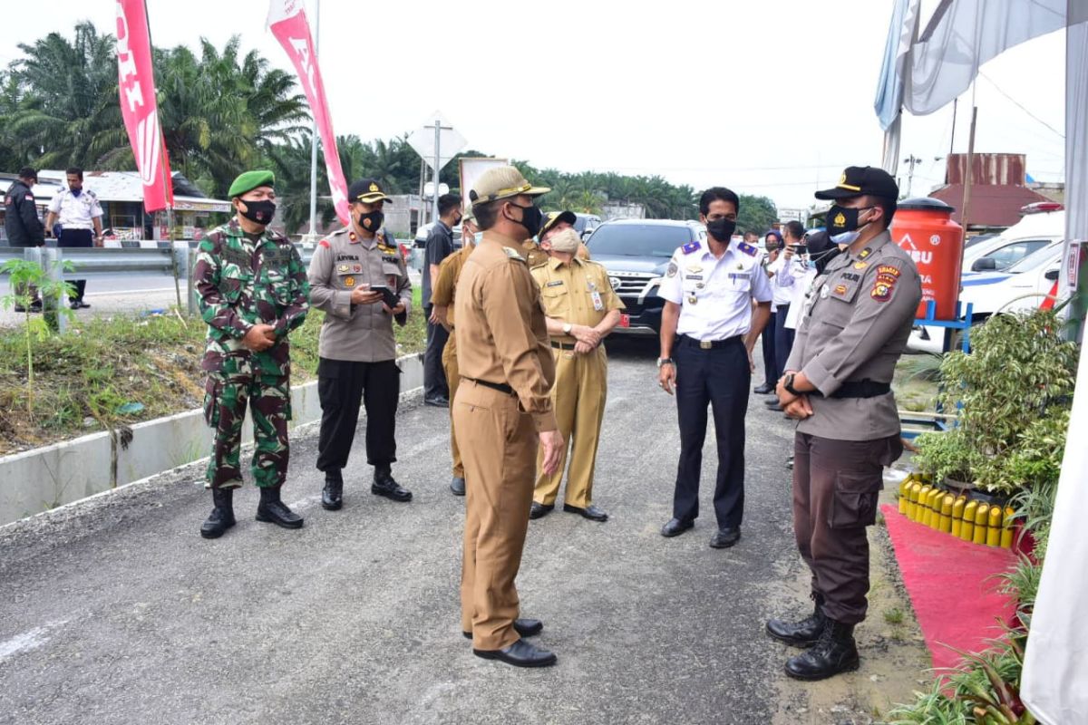 Cegah penyebaran COVID-19, Bupati Bengkalis tinjau posko Nataru