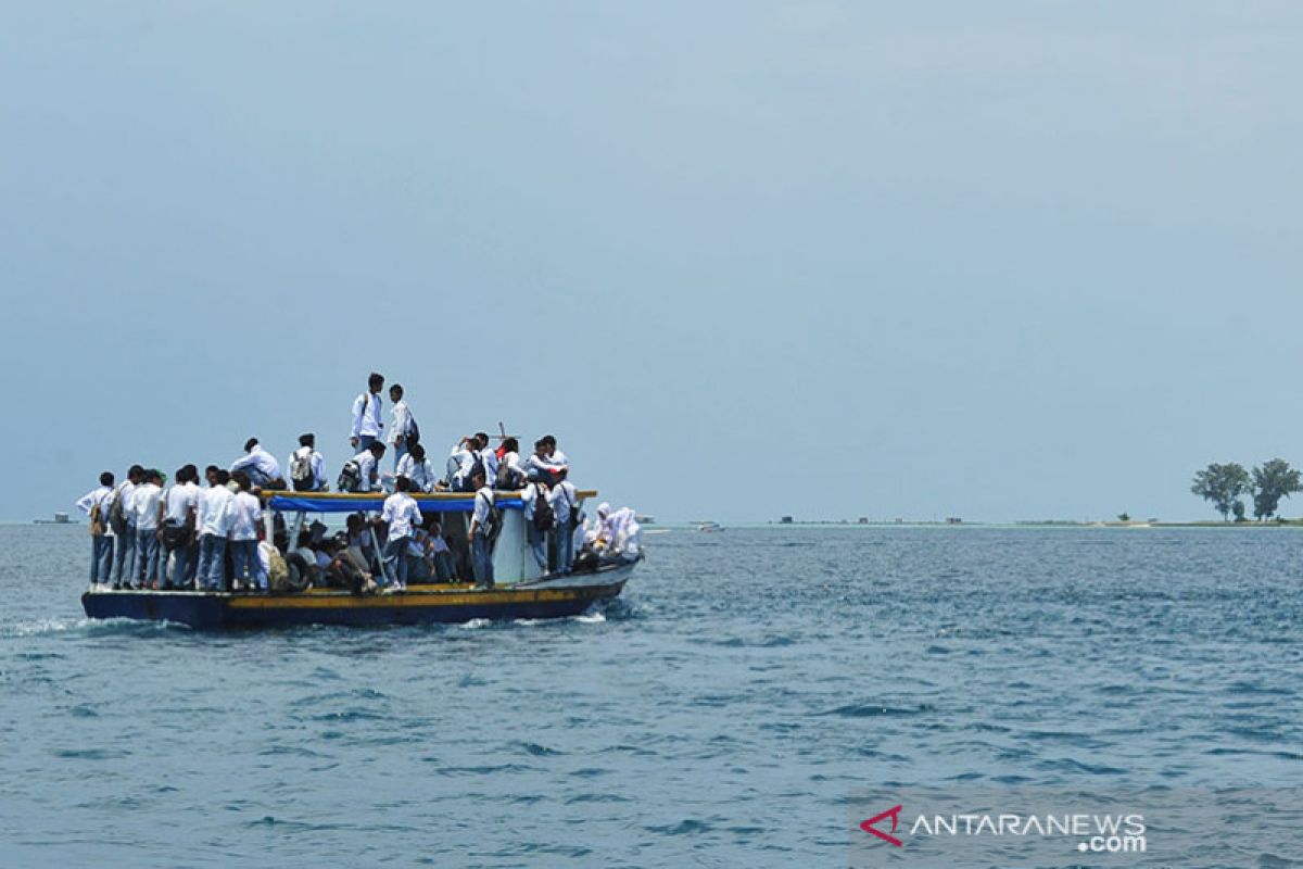 Heru beri penghargaan kepada tiga tenaga pendidikan Kepulauan Seribu