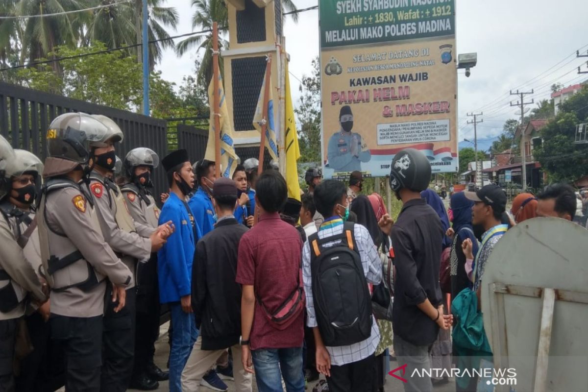 Tuntut penutupan tambang ilegal, PMII demo Polres Madina