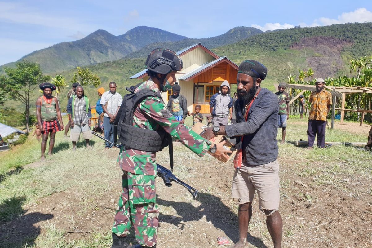 Satgas Yonif Raider 500/Sikatan bagikan bahan makanan untuk warga Papua