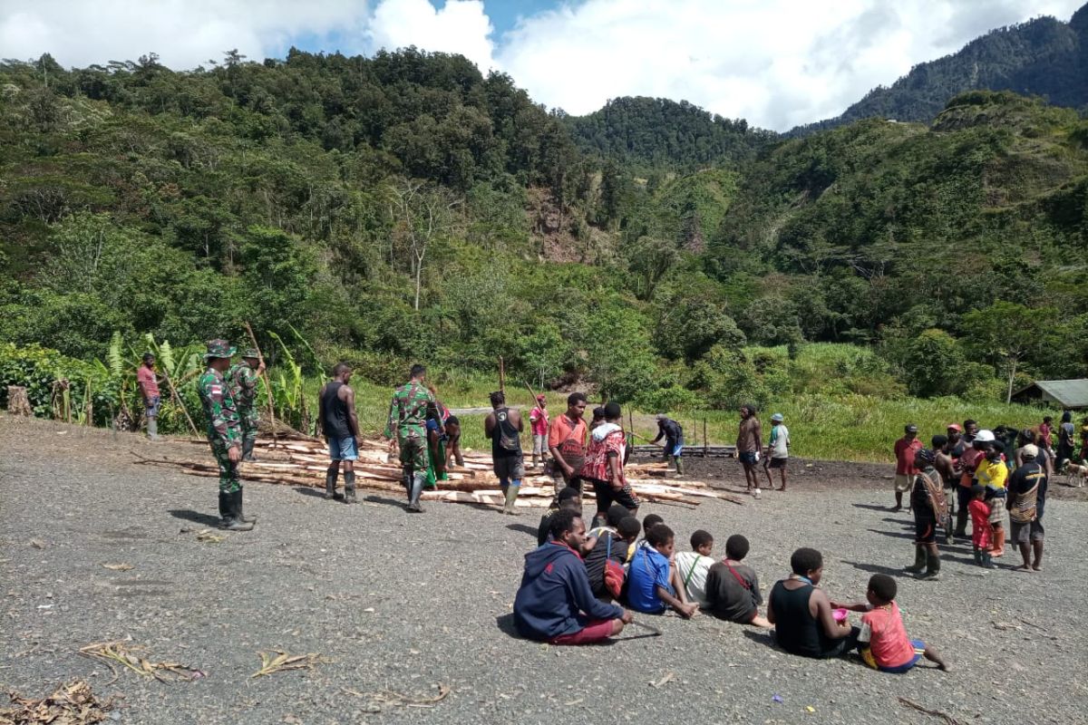 TNI dan warga kampung Omponi gelar tradisi budaya bakar batu sambut Tahun Baru