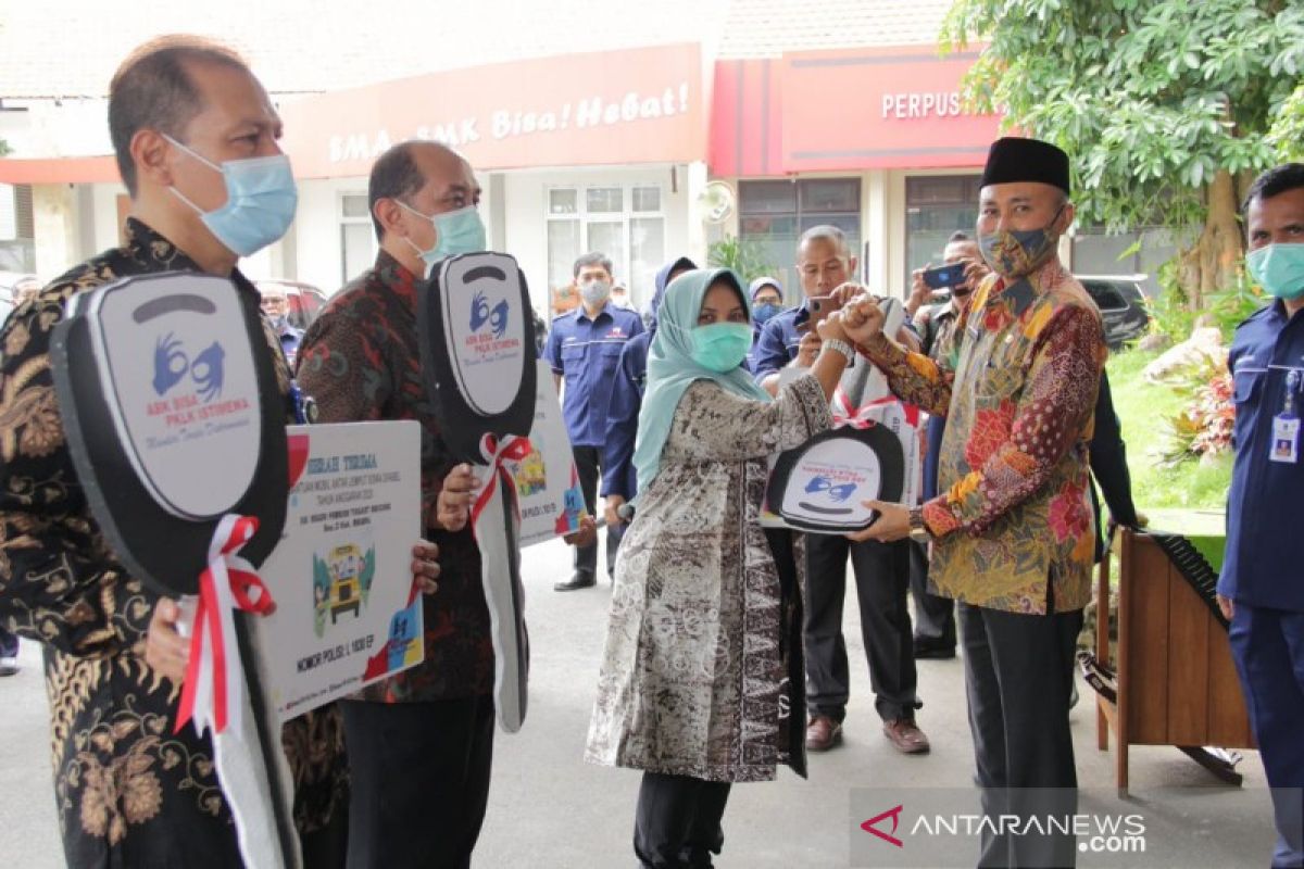 Disdik Jatim serahkan bantuan tiga mobil layanan antar-jemput siswa berkebutuhan khusus