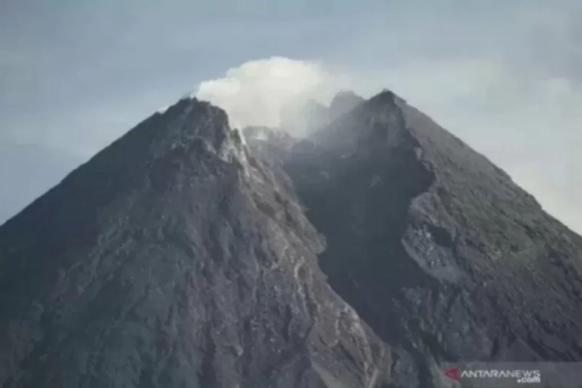 Gunung Merapi keluarkan satu kali guguran material sejauh 1,5 km pada Minggu