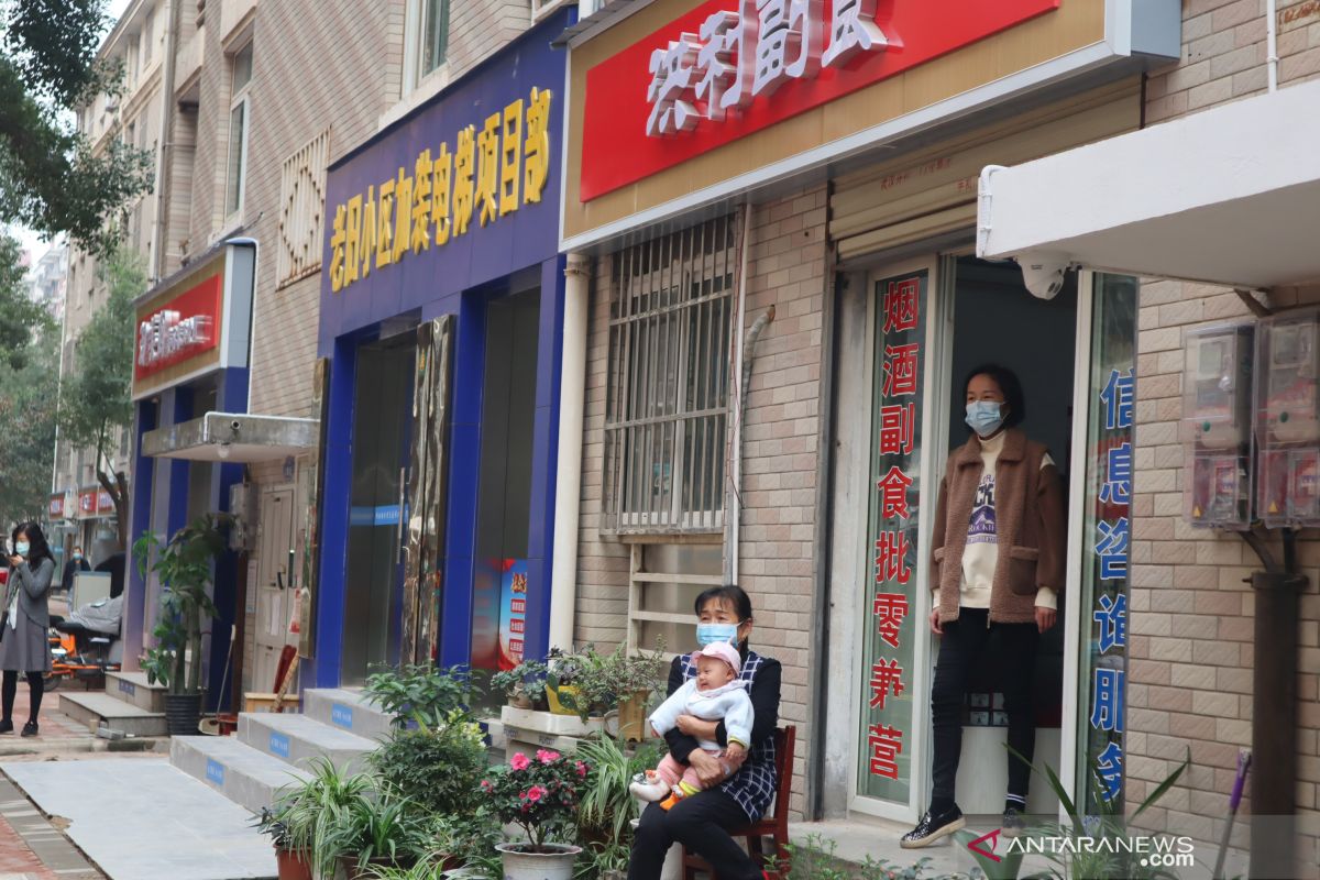 Masyarakat Wuhan  divaksin, masing-masing dapat dua suntikan
