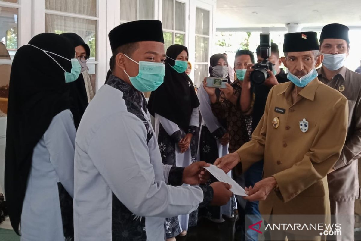 Wali Kota Baubau serahkan bonus peraih medali di MTQ tingkat provinsi