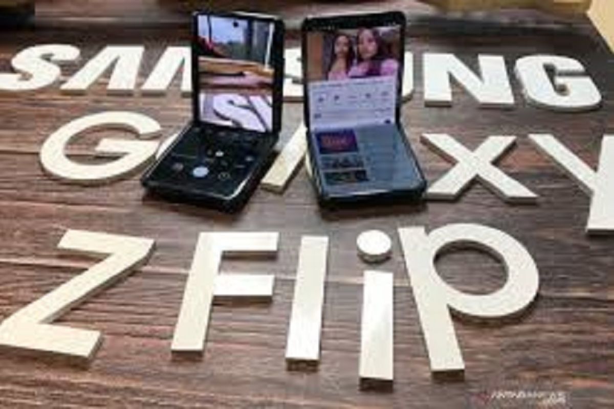 Samsung siap luncurkan tiga ponsel lipat tahun depan