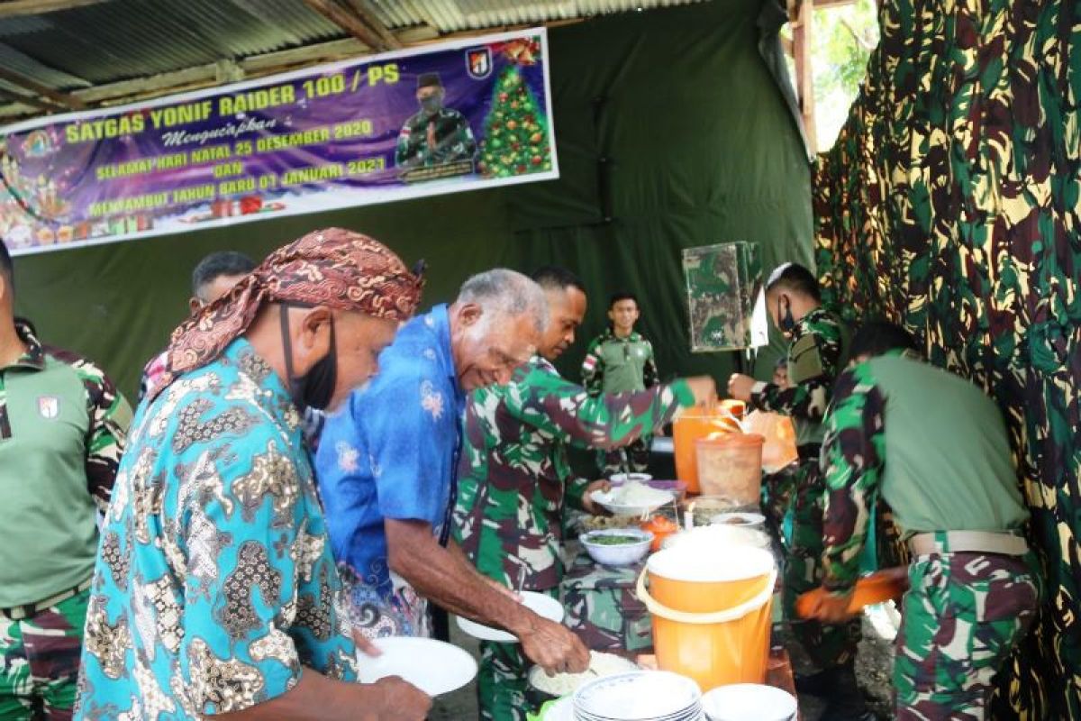 Satgas Yonif Raider 100/PS gelar acara syukuran Natal bersama warga kampung Wonorejo