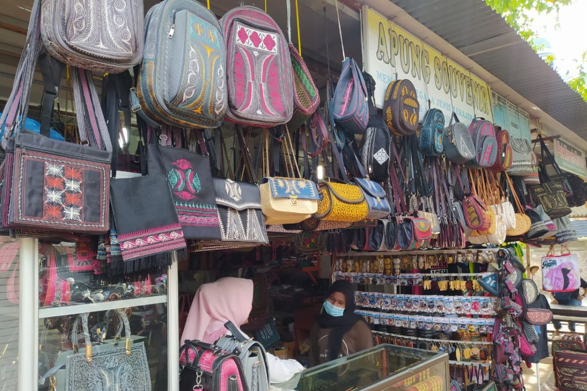 Penjualan souvenir khas Aceh mulai bergairah jelang akhir tahun