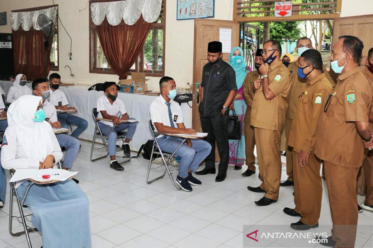 Pelajar di Sabang mulai terima bantuan pendidikan