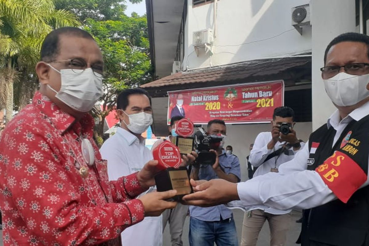 Pemkot Ambon terima penghargaan top digital 2020 dari Kemenkominfo