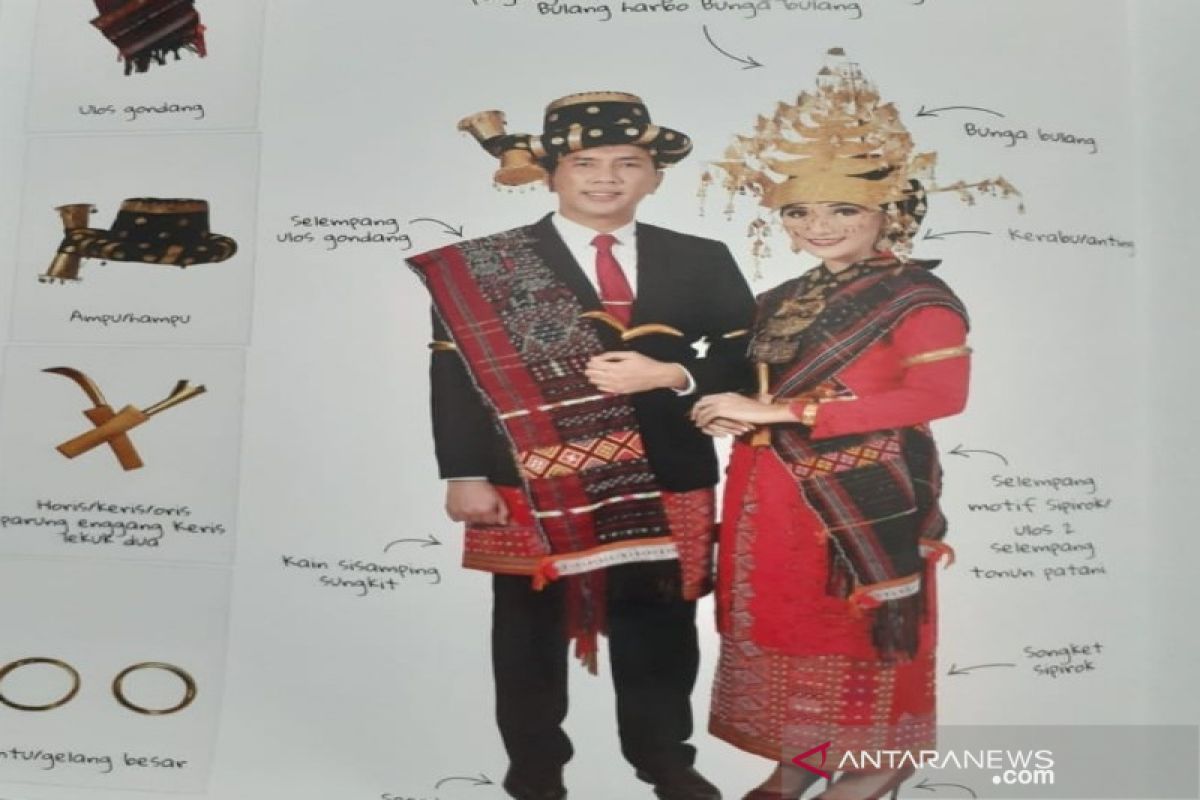 Ketua Bhayangkari Cabang serahkan buku pesona baju adat pengantin kepada Ketua TP PKK Tapsel