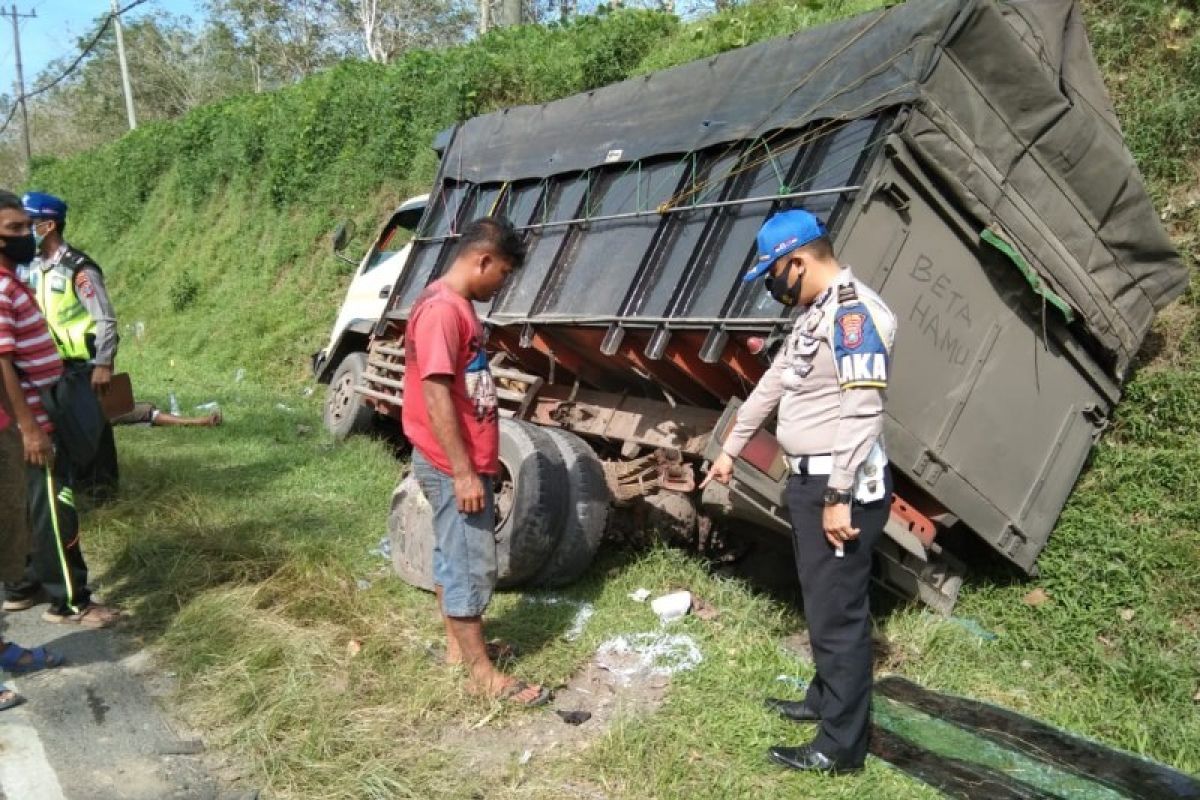 Dua unit truk tabrakan, sopir dan  penumpang selamat