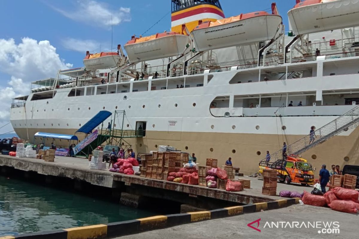 Arus penumpang kapal Pelni di pelabuhan Ambon sepi