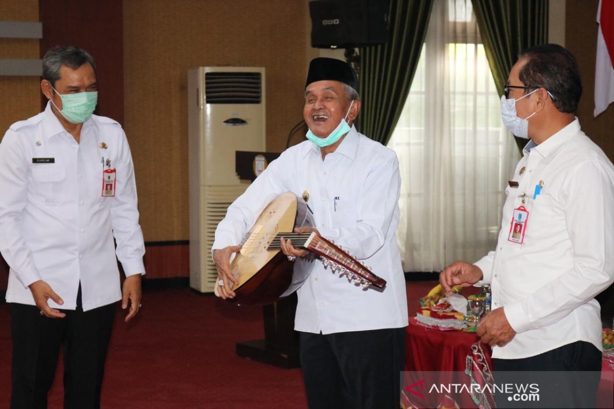 Bupati Banjar serahkan peralatan adat dan kebudayaan