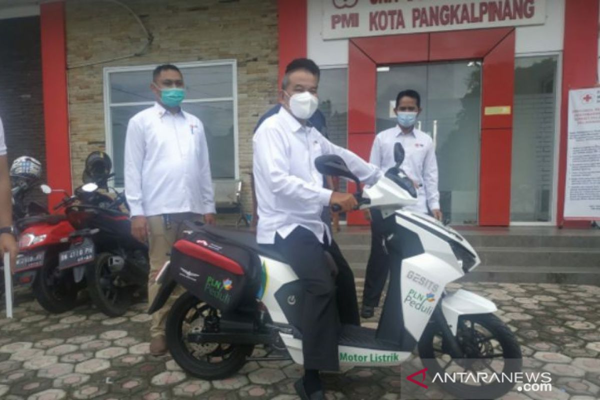 Pertama di Indonesia, Petugas PMI Pangkalpinang ambil kantong darah gunakan motor listrik