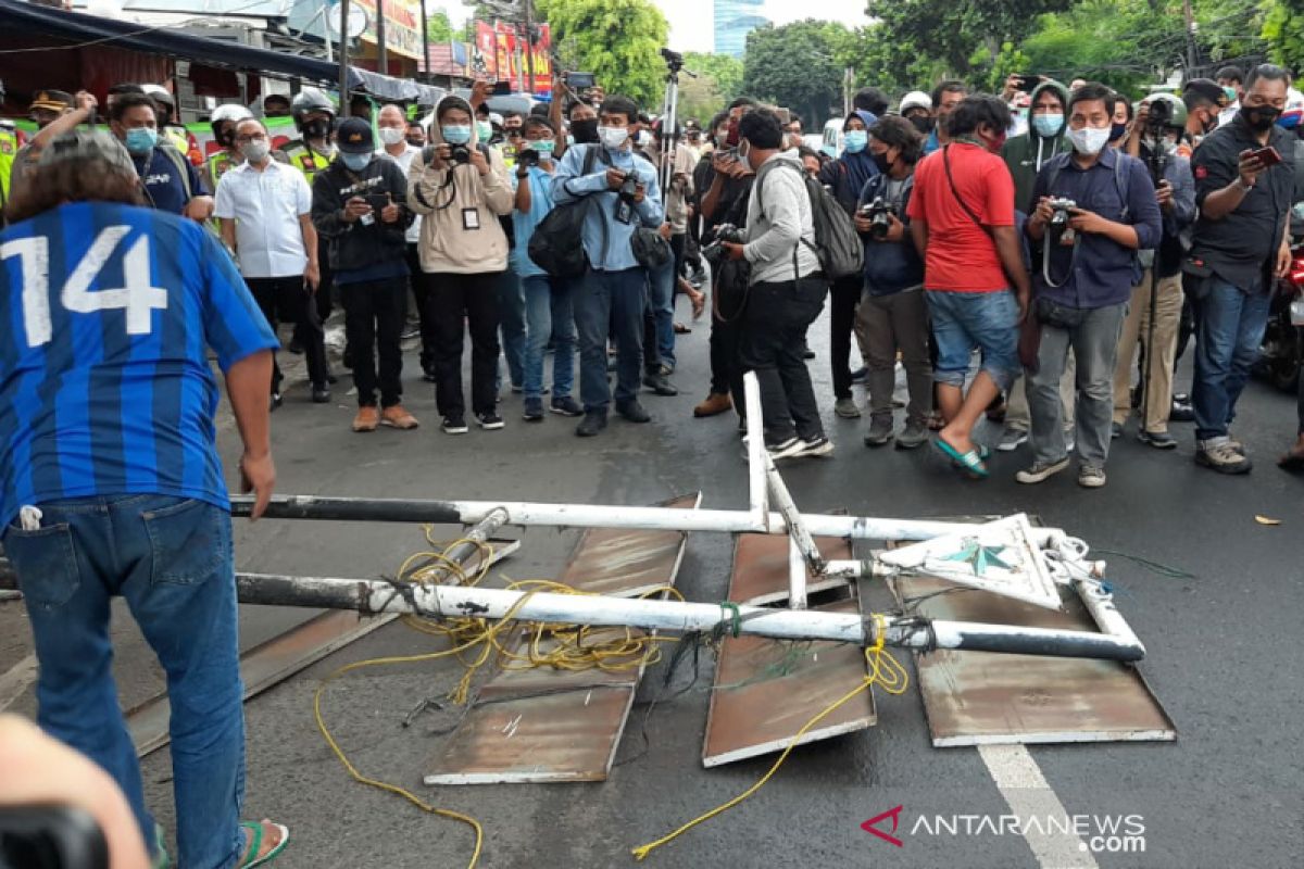 Polisi-TNI imbau masyarakat  copot atribut FPI di Petamburan