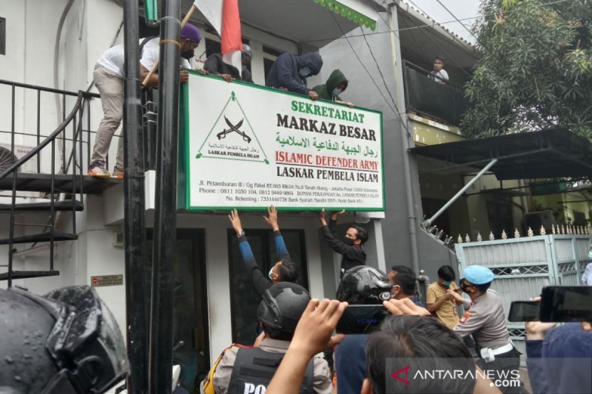 Polisi bawa tujuh pemuda saat sambangi Markas FPI