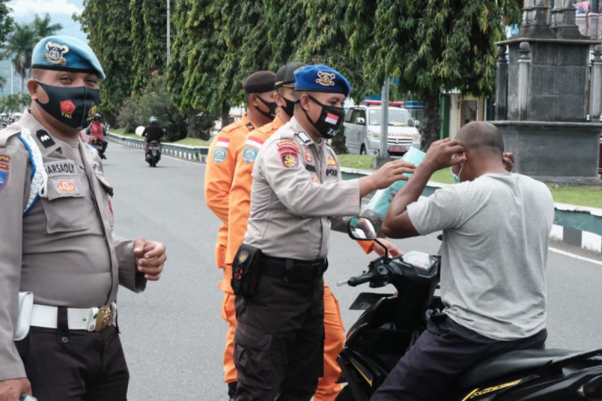 Personel operasi Lilin 2020 bagikan masker kepada warga di Ternate