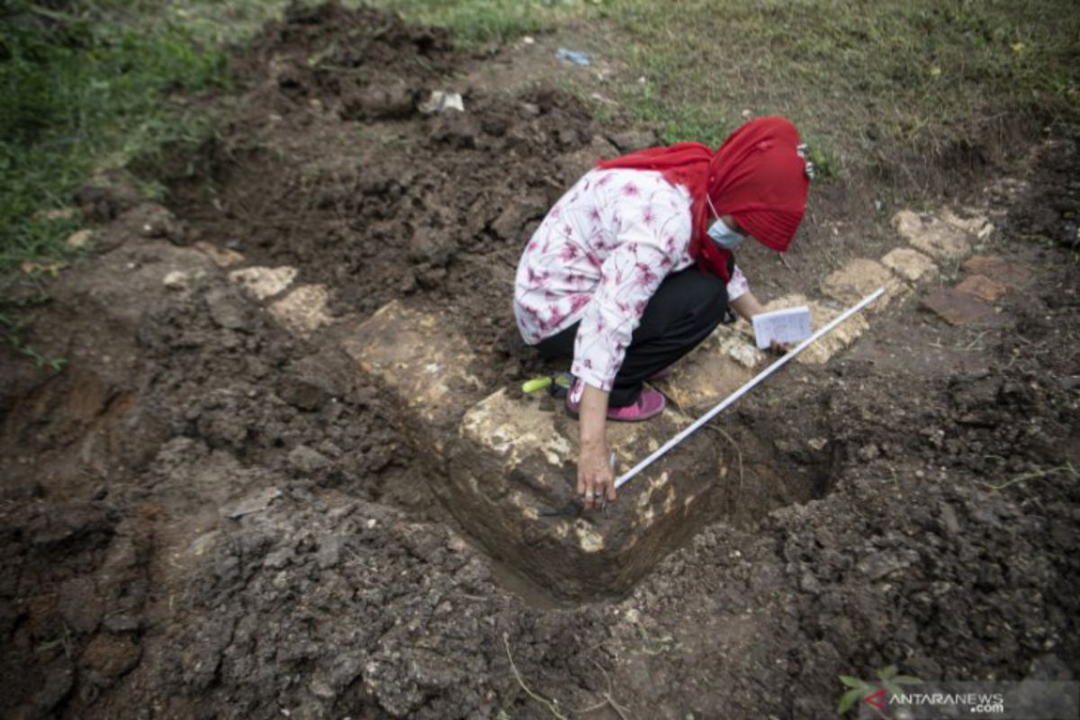 Arkeolog cek temuan candi  abad ke 12 di Palembang