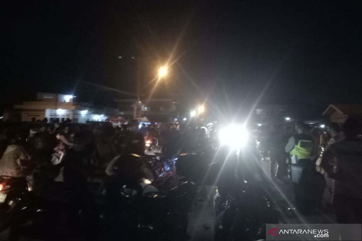 Polisi membubarkan kerumunan warga saat peresmian Jembatan Musi VI