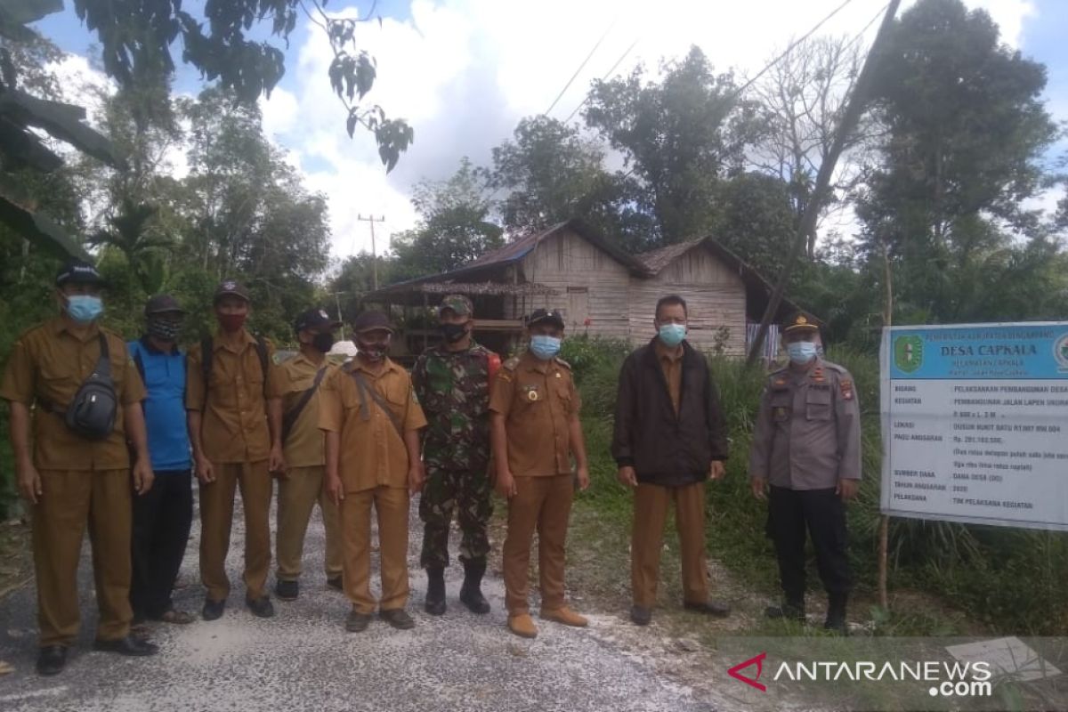 Polisi ikut pantau pembangunan jalan di Desa Capkala