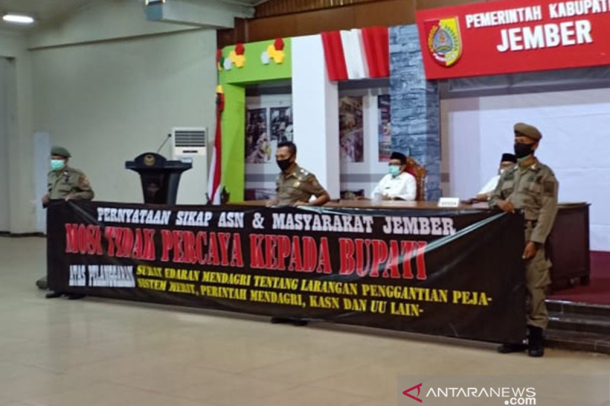 Dipimpin Wabup, ASN Jember nyatakan mosi tidak percaya kepada Bupati Faida