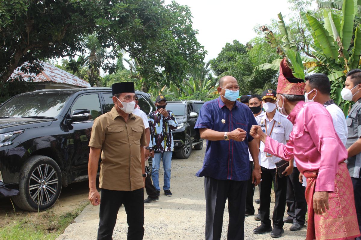 Gubsu Edy Rahmayadi bantu warga korban banjir Langkat