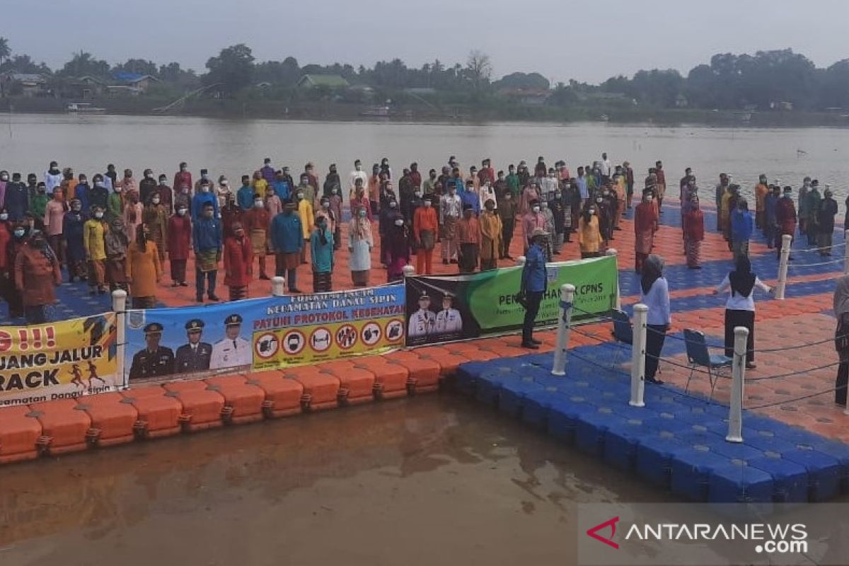 Hindari paparan COVID-19, 137 CPNS Kota Jambi terima SK di atas danau