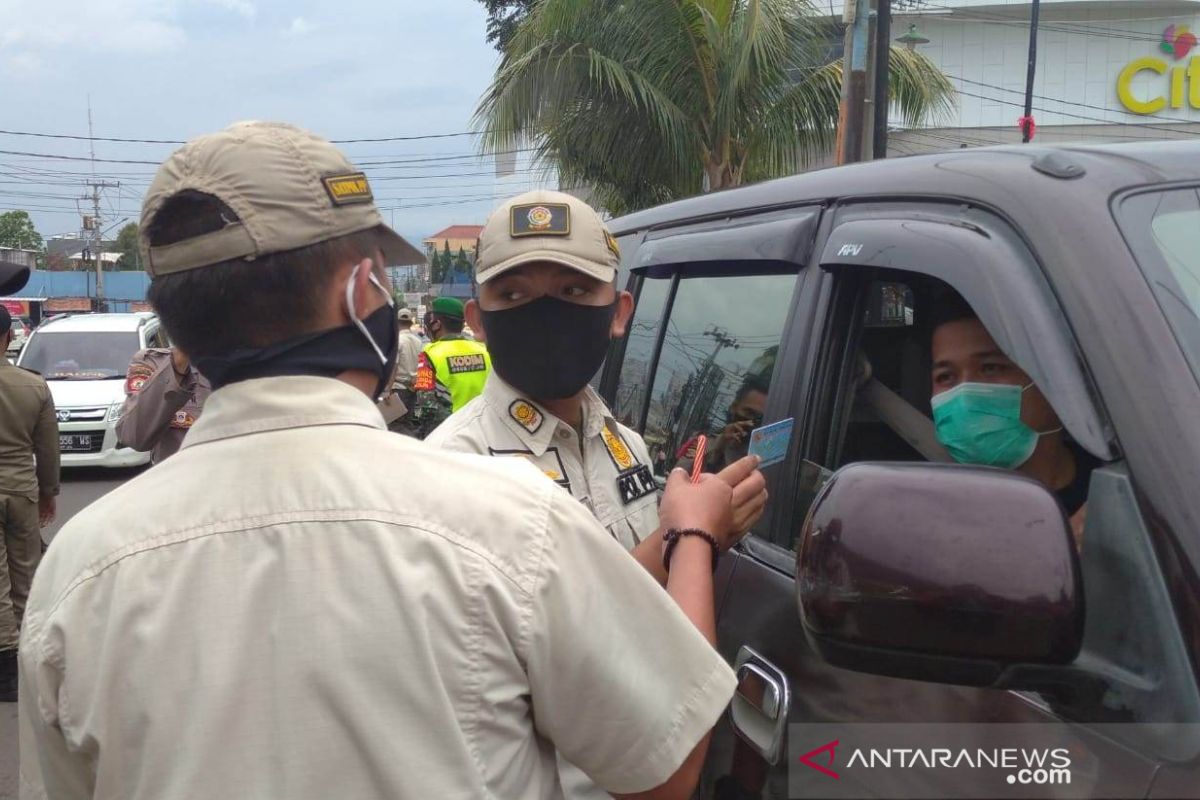 Tanpa surat bebas COVID-19, Petugas putar balik kendaraan pendatang