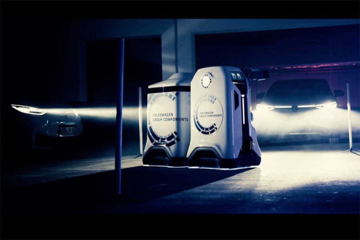 Robot Volkswagen siap isi daya mobil listrik di lokasi parkir