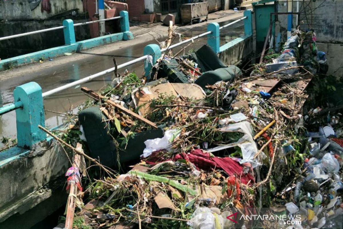 Whisnu : Sampah menyumbat saluran air penyebab banjir di Surabaya