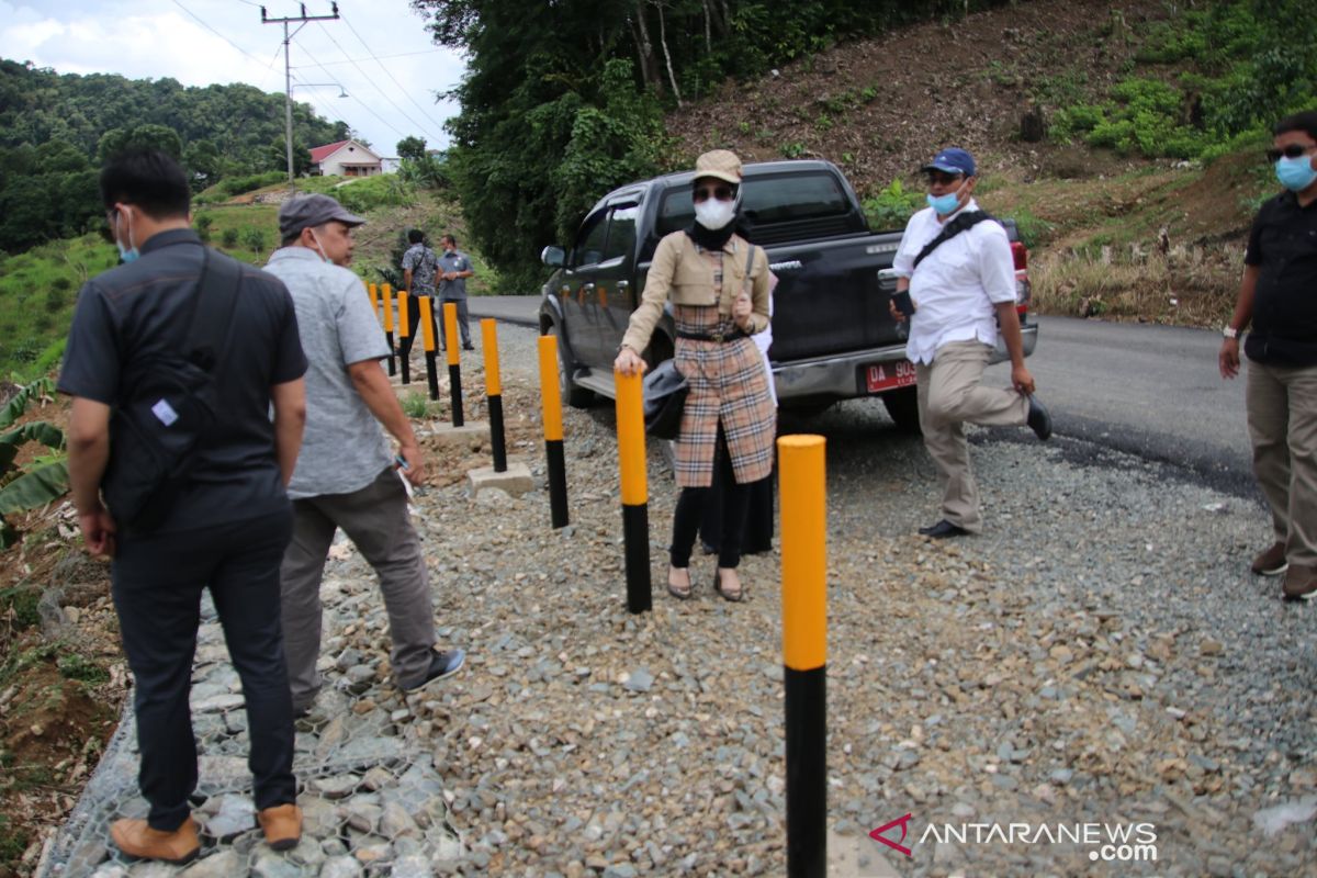 Komisi III DPRD HSS sidak pekerjaan jalan dan lapangan