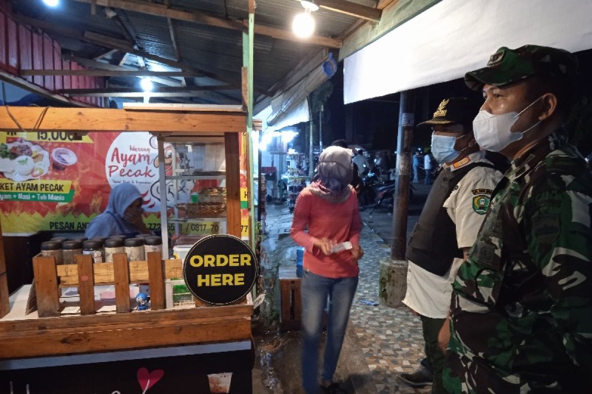 Petugas gabungan Padangsidimpuan tutup paksa tempat  usaha jelang malam pergantian tahun