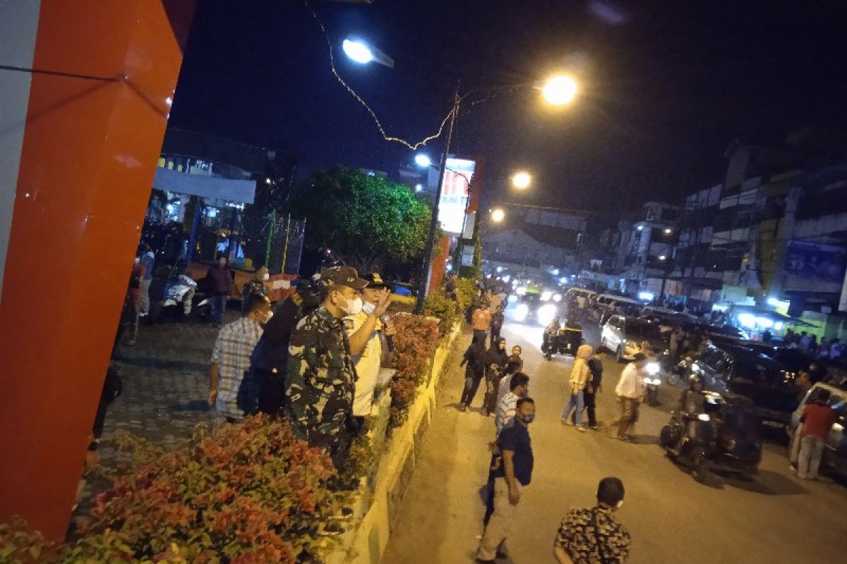 Jelang beberapa menit pergantian tahun di Kota Padangsidimpuan masyarakat berkerumun