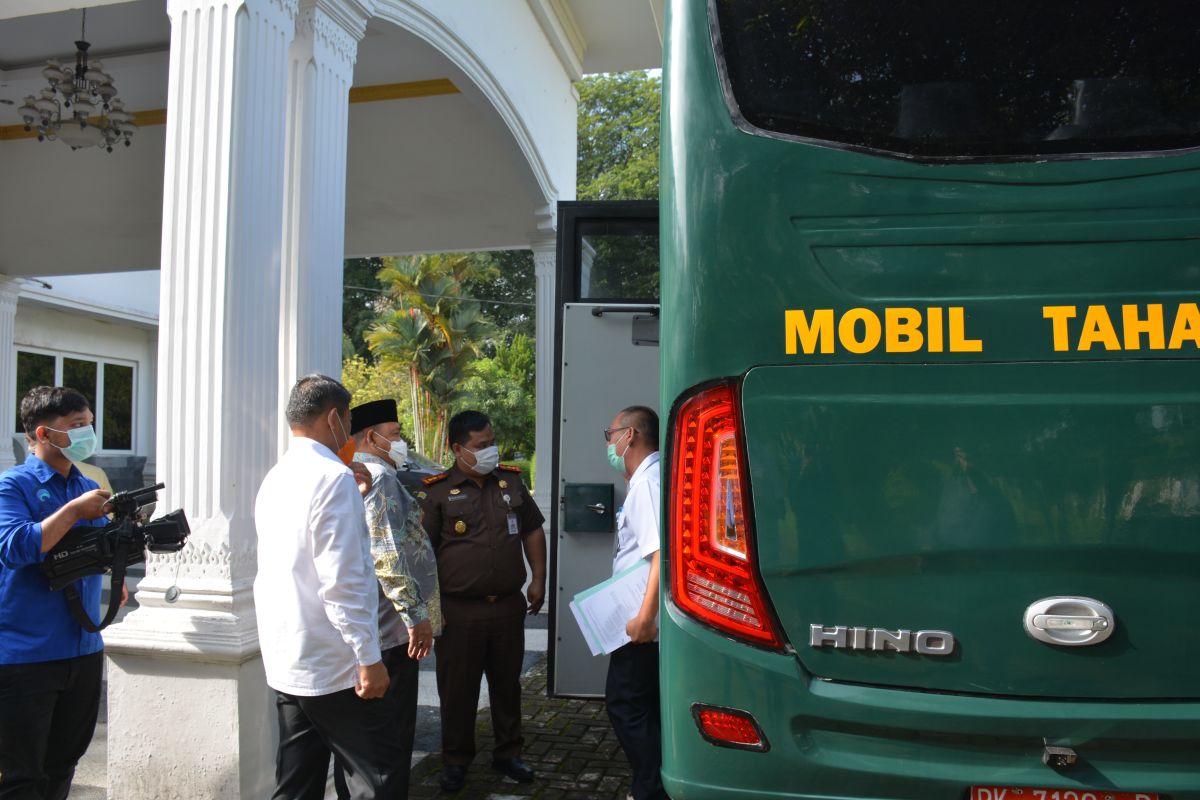 Pemkab Langkat serahkan mobil tahanan kepada Kejaksaan