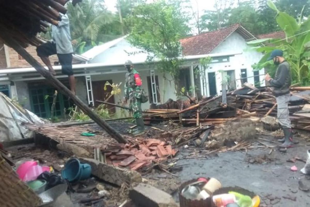 Warga Banjarnegara diimbau waspadai potensi hujan disertai angin kencang