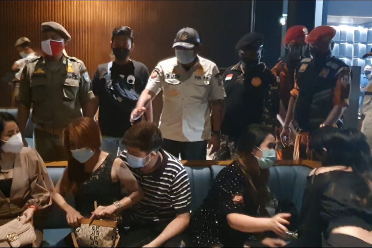 Satpol PP Jatim bubarkan kerumunan di tempat hiburan malam Surabaya