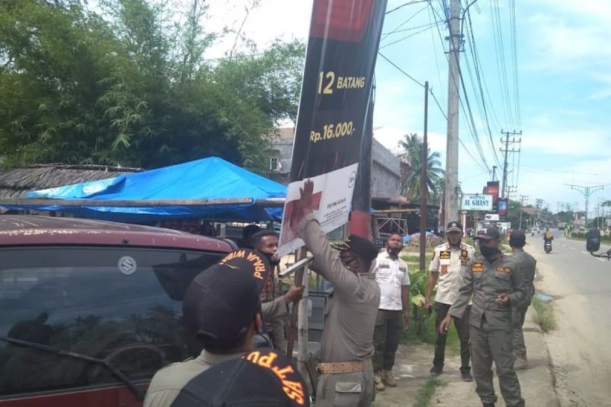 Satpol-PP copot puluhan spanduk masa izin berakhir di sejumlah toko di Aceh Timur