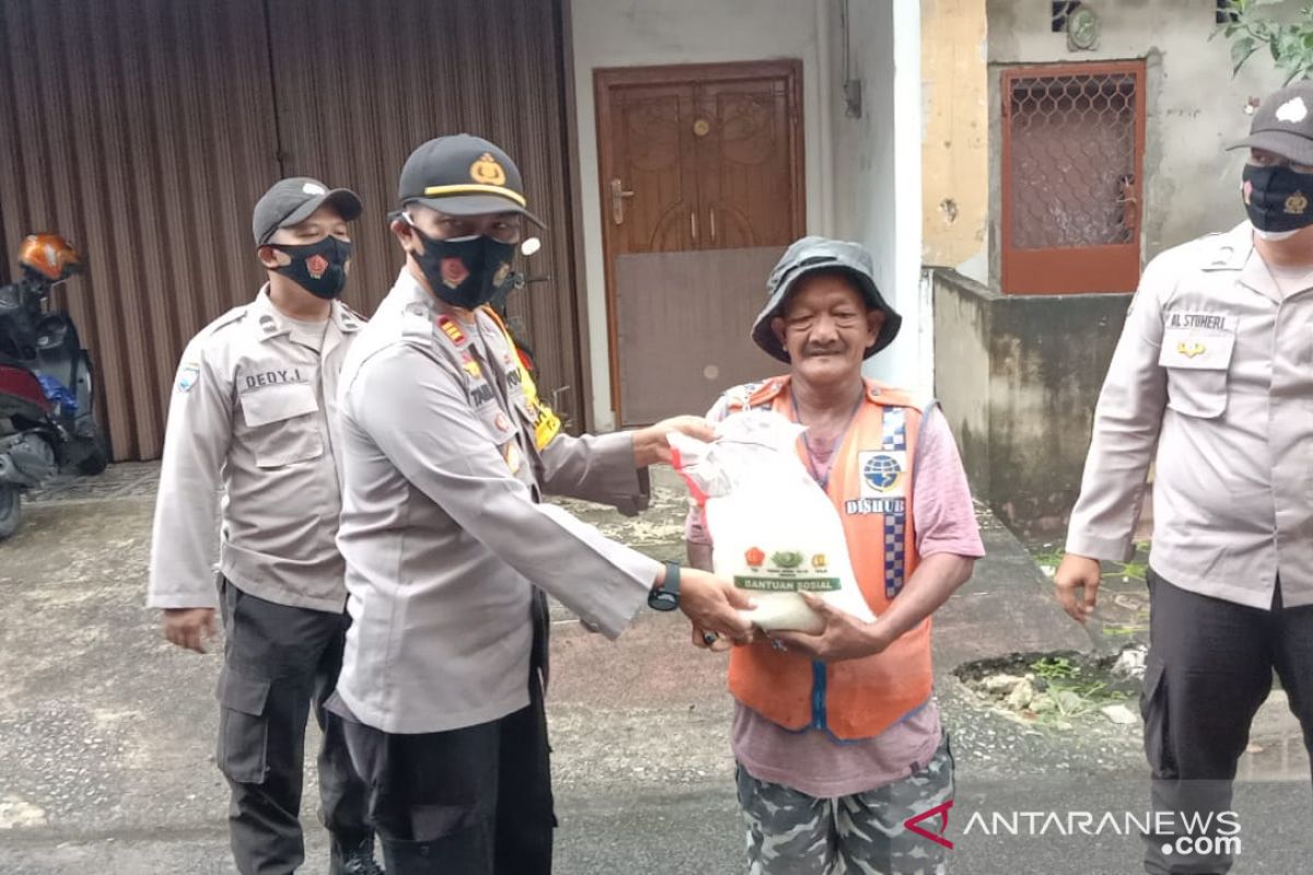 Polres Bangka Barat bantu sembako dan masker kepada petugas parkir